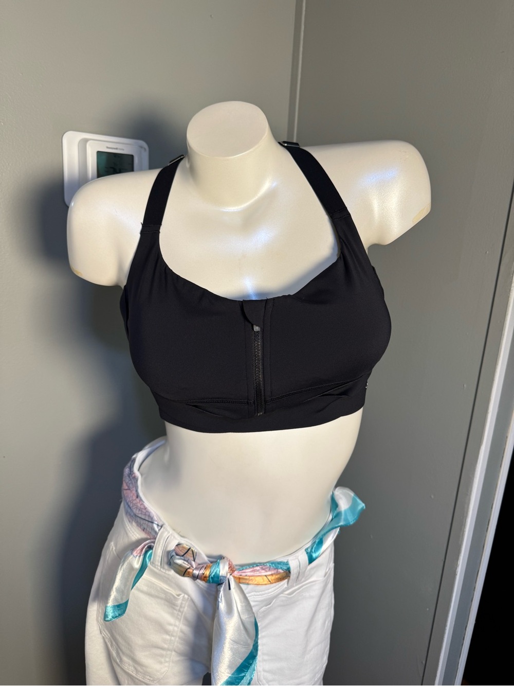 NWOT Women’s Black Front-Zip Sports Bra - Halara